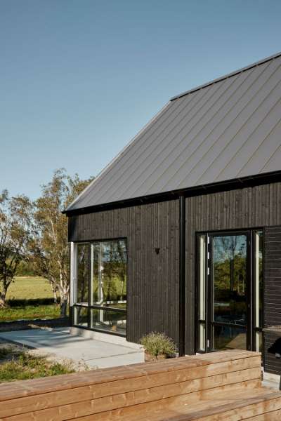 Flaget er hejst for det nye hus med det populære ståltag, Brådalvej 25, 9210 Aalborg SØ